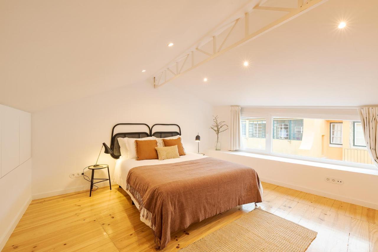 The Yellow House Spacious Duplex In Prazeres District ลิสบอน ภายนอก รูปภาพ